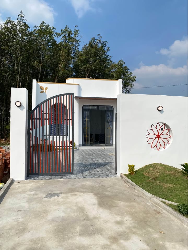 Nhà phố Long Hoa Tây Ninh 203m² giá 1.19 tỷ - Sân vườn rộng rãi, đường nhựa lớn!