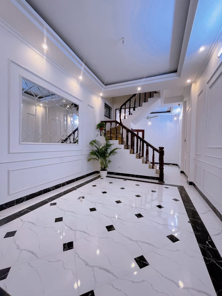 Nhà phố Đống Đa 225m² giá 5.2 tỷ - Thiết kế hiện đại, gần ô tô!