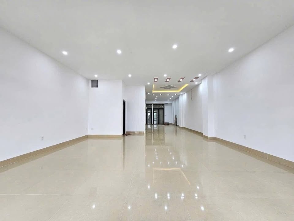 Shophouse cho thuê mặt tiền Hoàng Thị Loan 140m² giá 30 triệu - Phù hợp kinh doanh