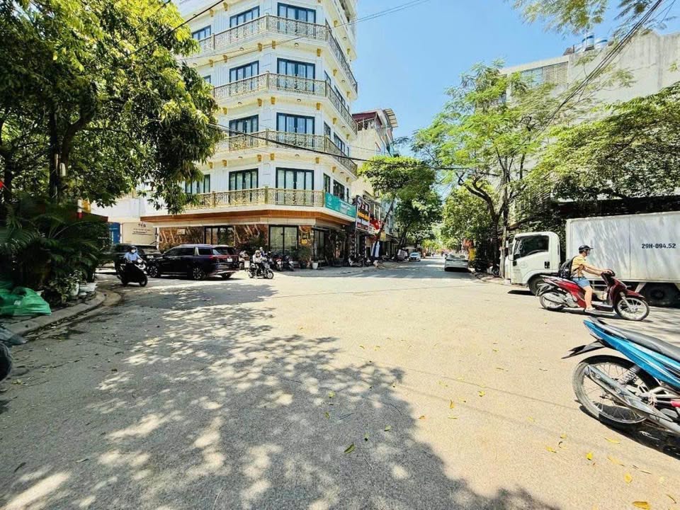 Nhà Phú Diễn 93m² giá 3x tỷ - Kinh doanh tốt, thang máy tiện lợi!