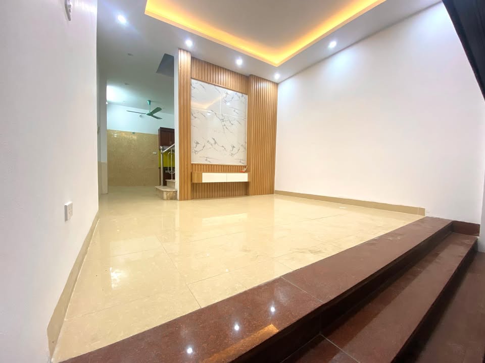 Nhà phố Cầu Giấy 44m² giá 11 tỷ - Kinh doanh nhỏ lẻ, ngõ thông thoáng!