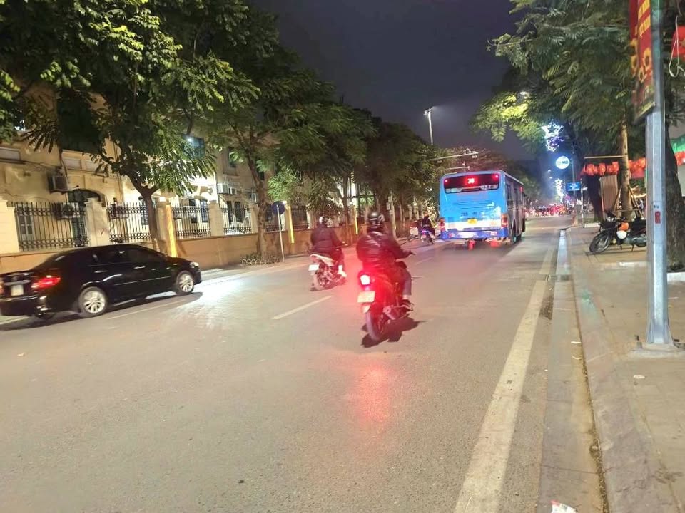 Nhà mặt ngõ Kinh Doanh Nguyễn Thái Học Ba Đình 57m² giá 21.3 tỷ - Ô tô vào nhà, lô góc thoáng sáng!