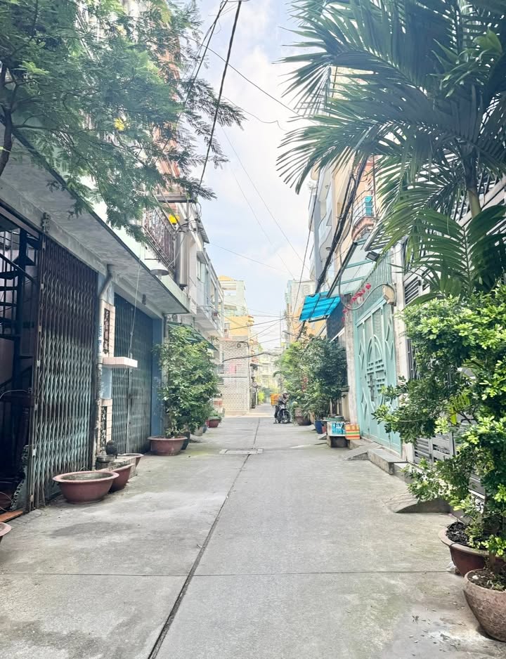 Nhà hẻm xe hơi Lạc Long Quân Q11 176m² giá chỉ 10.452 tỷ - Nở hậu, sang tên ngay!