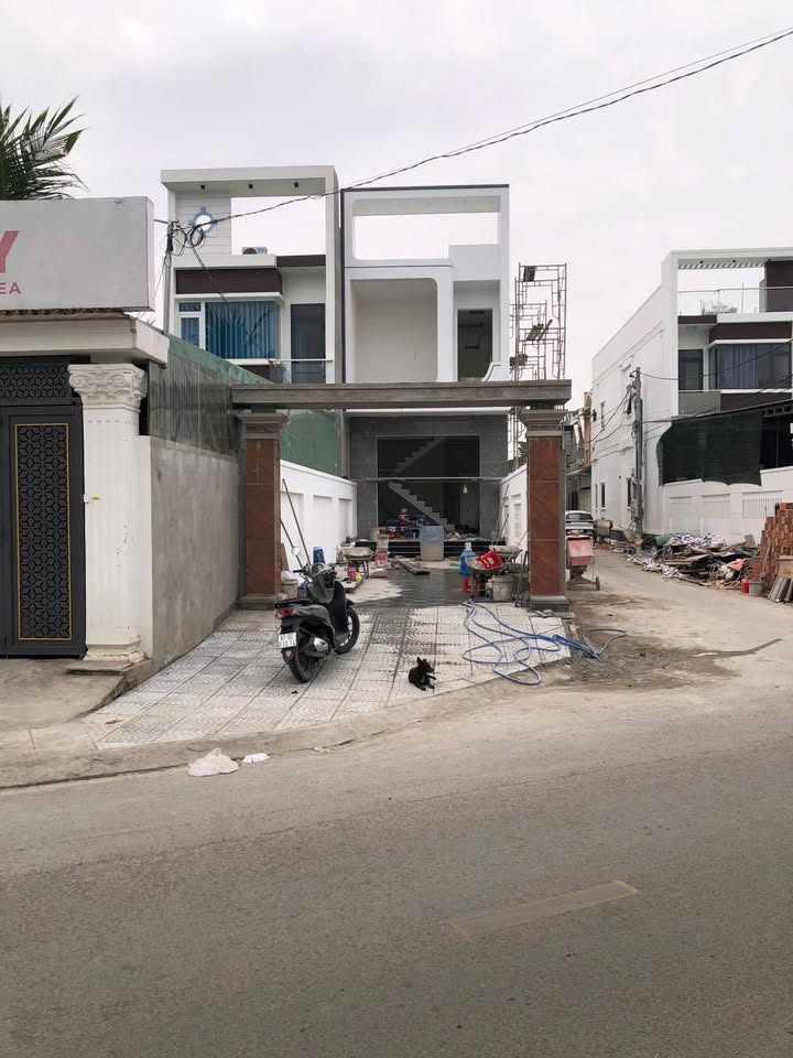 Nhà mặt tiền Hoàng Minh Chánh 135m² giá 3.95 tỷ - Thiết kế thoáng mát, 2 mặt tiền hiếm có!