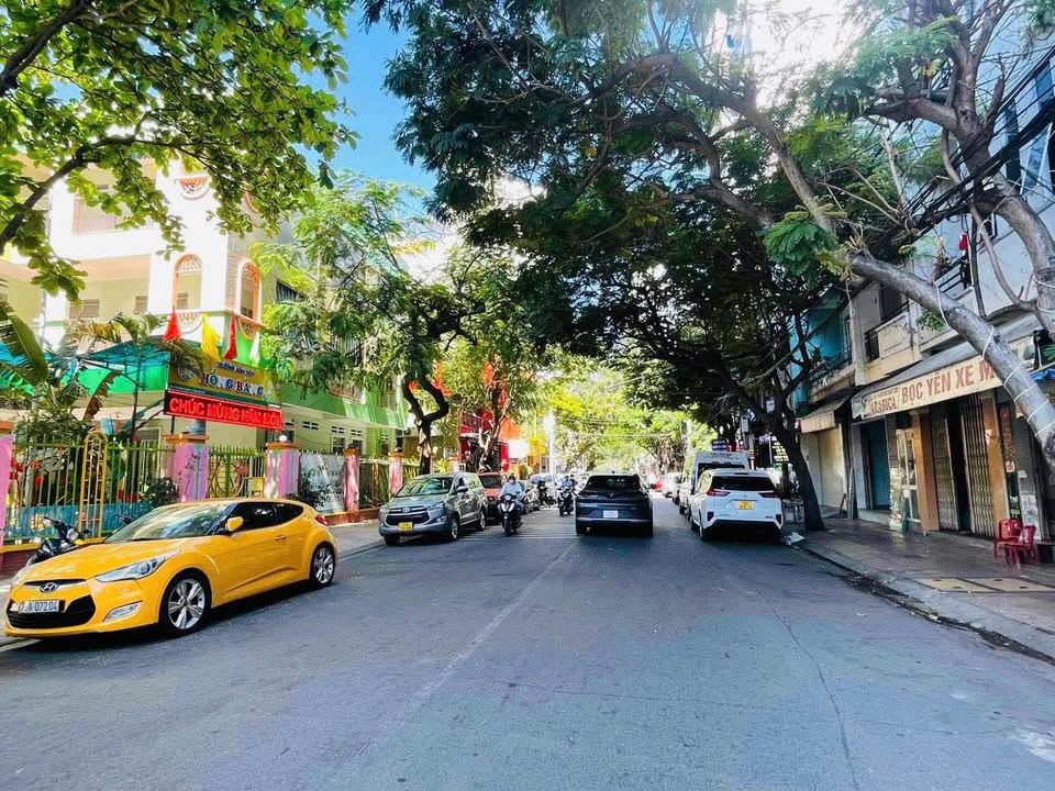 Cho thuê nhà 3 tầng mặt tiền Hồng Bàng, Quận 1, 82m² - Vị trí đắc địa, thích hợp kinh doanh!