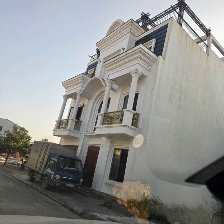 Nhà phố Hưng Đông Vinh 118.8m² giá 7 tỷ - Kiến trúc tân cổ điển sang trọng!