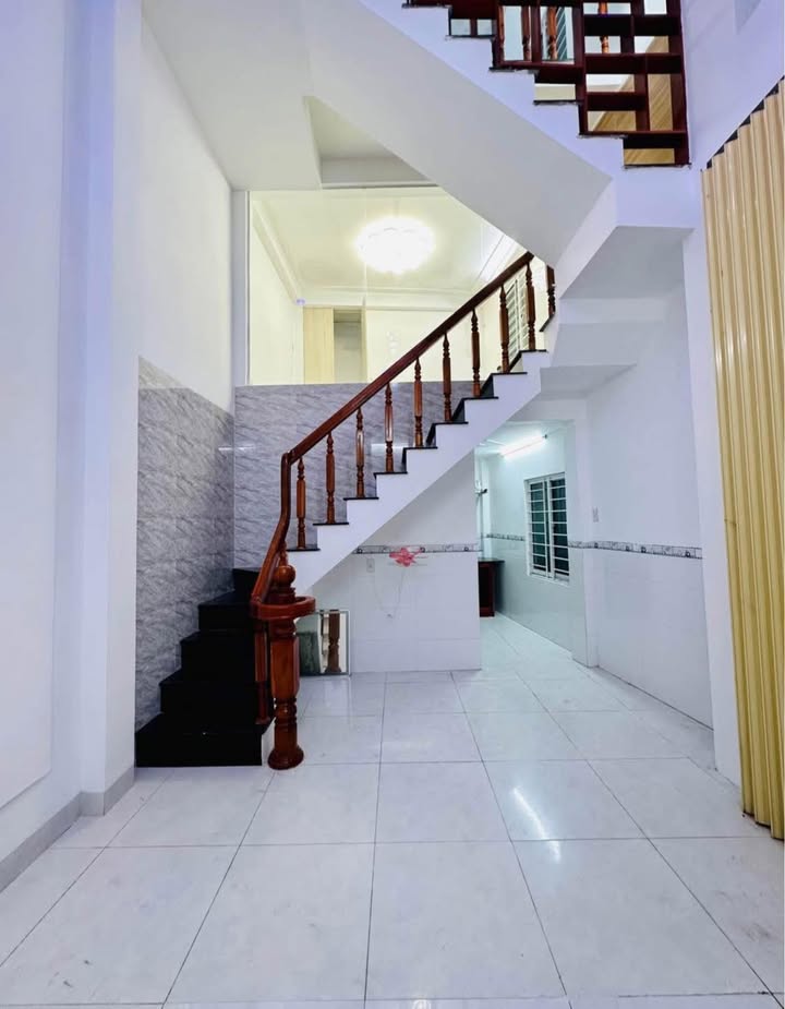 Nhà 2,5 tầng hẻm Lê Hồng Phong, Quy Nhơn 30m² giá 2,2 tỷ - Xây dựng kiên cố, đầy đủ công năng!