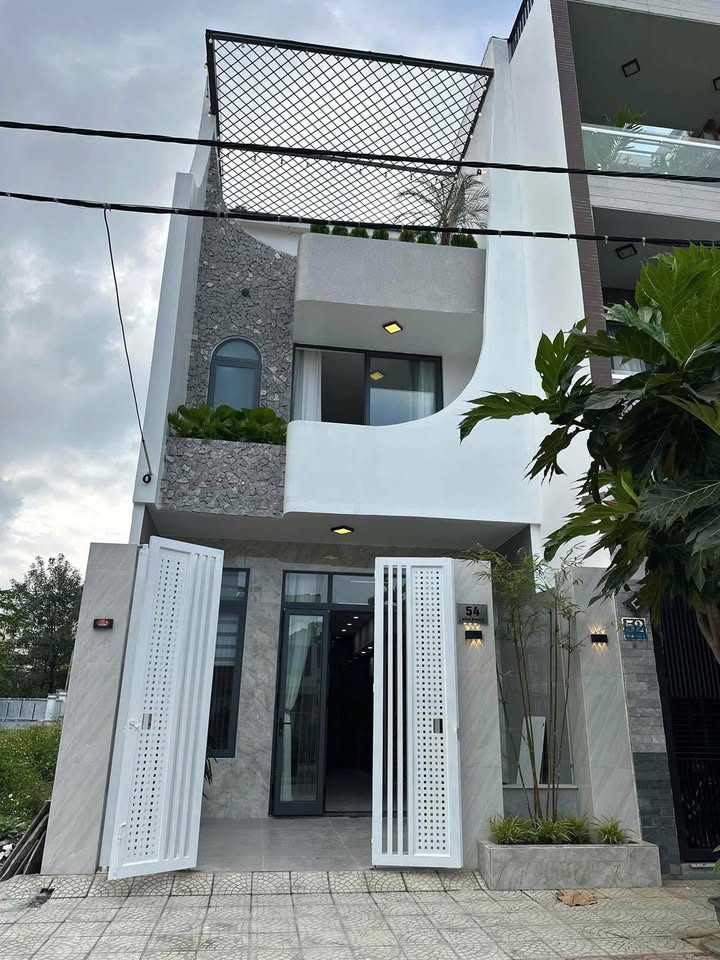 Nhà 3 tầng mặt tiền Hoà Phú 3, Hòa Minh, Đà Nẵng 80m² giá 8.6 tỷ - Gần biển, tiện ích đầy đủ!