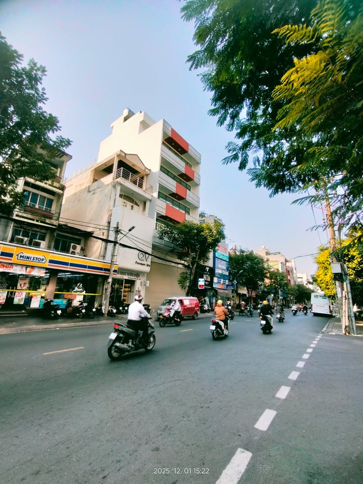 Nhà riêng Trương Công Định Tân Bình 97.5m² giá 9 tỷ - Căn góc 2 mặt thoáng, gần ga Metro!