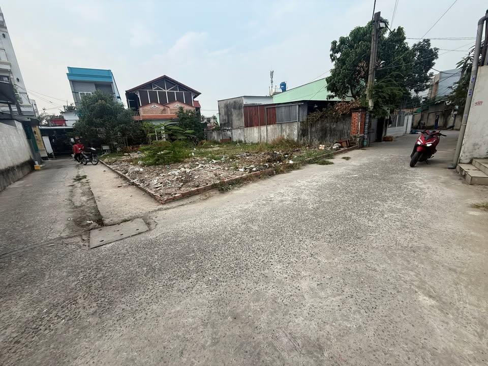 Đất nền Hóc Môn 50m² giá 2.7 tỷ - Nằm gần trường học và khu dân cư sầm uất!