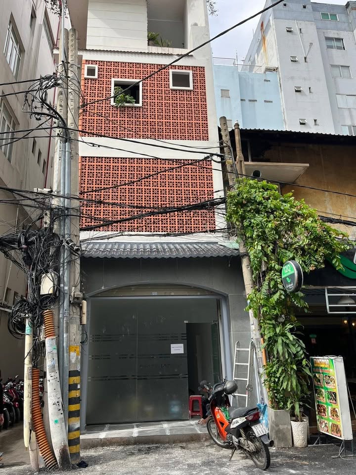 Nhà phố cho thuê Nguyễn Thị Minh Khai, Quận 1, 120m² giá 40 triệu - Kết nối trung tâm thành phố!