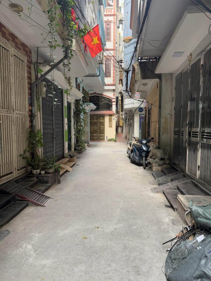 Nhà riêng Huỳnh Thúc Kháng Đống Đa 220m² giá 10.5 tỷ - Thiết kế hợp lý, sổ đỏ chính chủ!