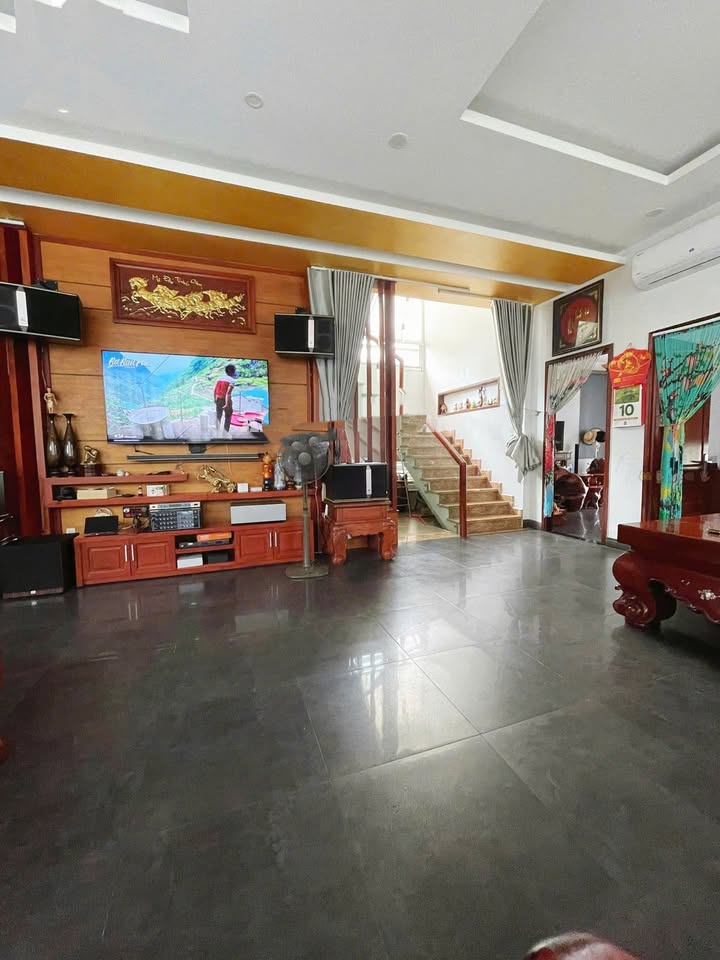 Biệt thự 3 tầng KDC Khang Điền, Phước Long B, 365m² giá 34 tỷ - Sân vườn rộng thoáng