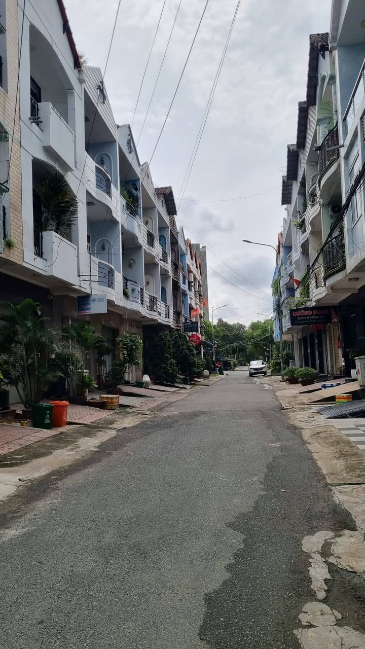 Nhà phố 1 trệt 2 lầu gần chợ mới Bửu Long 89m² giá 5.2 tỷ - Sổ riêng thổ cư