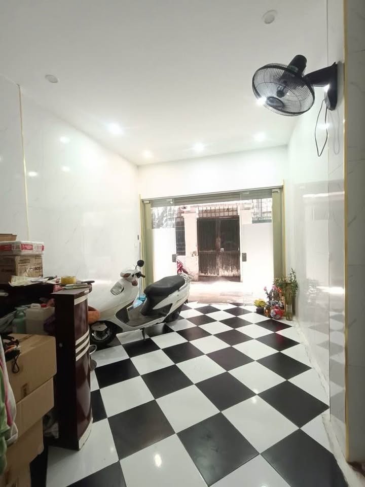 Nhà 4 Tầng Kim Mã Cầu Giấy 24m² giá 6.5 tỷ - Tiện ích đầy đủ, dân trí cao!