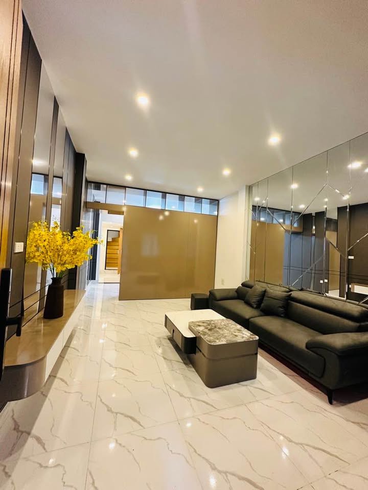 Căn hộ Tập thể 02 tầng Thái Thịnh 100m² giá 4.48 tỷ - Vị trí VIP, Full nội thất!