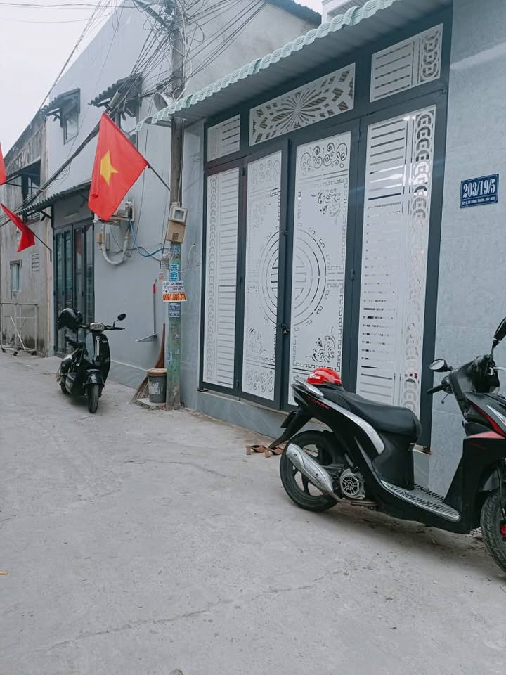 Nhà phố Hóc Môn 72m² giá 2.75 tỷ - Gần chợ Đông Thạnh, đẹp và tiện ích!