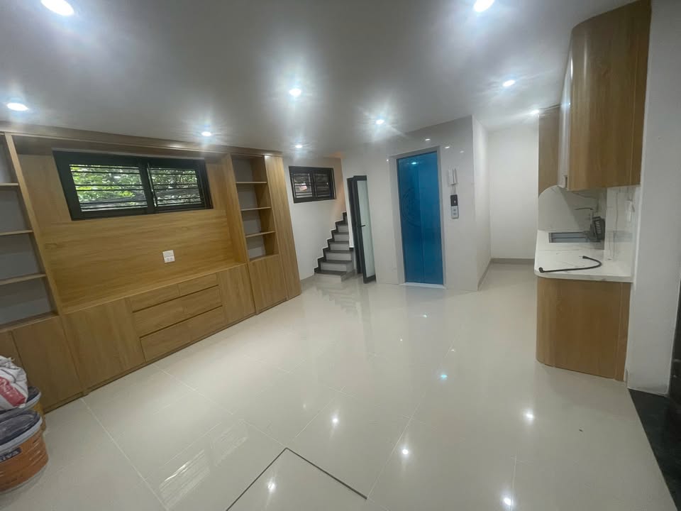 Nhà Giảng Võ 35m² giá 9.5 tỷ - Thiết kế hiện đại, thang máy tiện lợi!