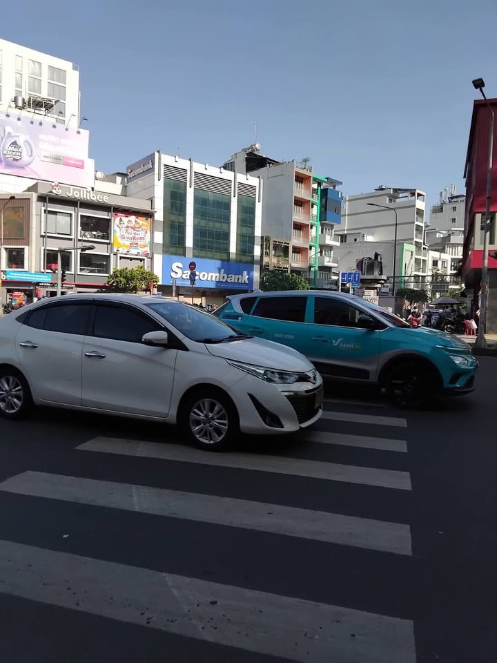 Nhà 3 tầng tại Quận 1, 50m² giá 8 tỷ - Mặt tiền hẻm xe hơi vào tận nhà!