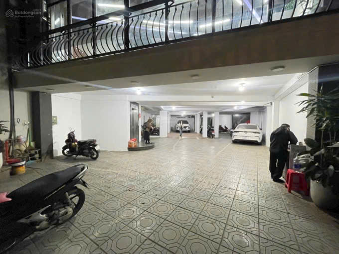 Văn phòng cho thuê mặt phố Đường Láng, Đống Đa 340m² giá 40 triệu - Không gian làm việc lý tưởng!