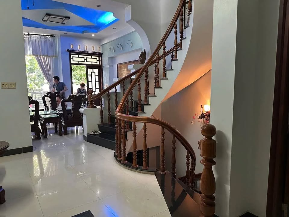 Nhà 3 tầng Phường 9, Tuy Hòa 100m² giá 6.5 tỷ - Nhà đẹp, đường rộng 16m!