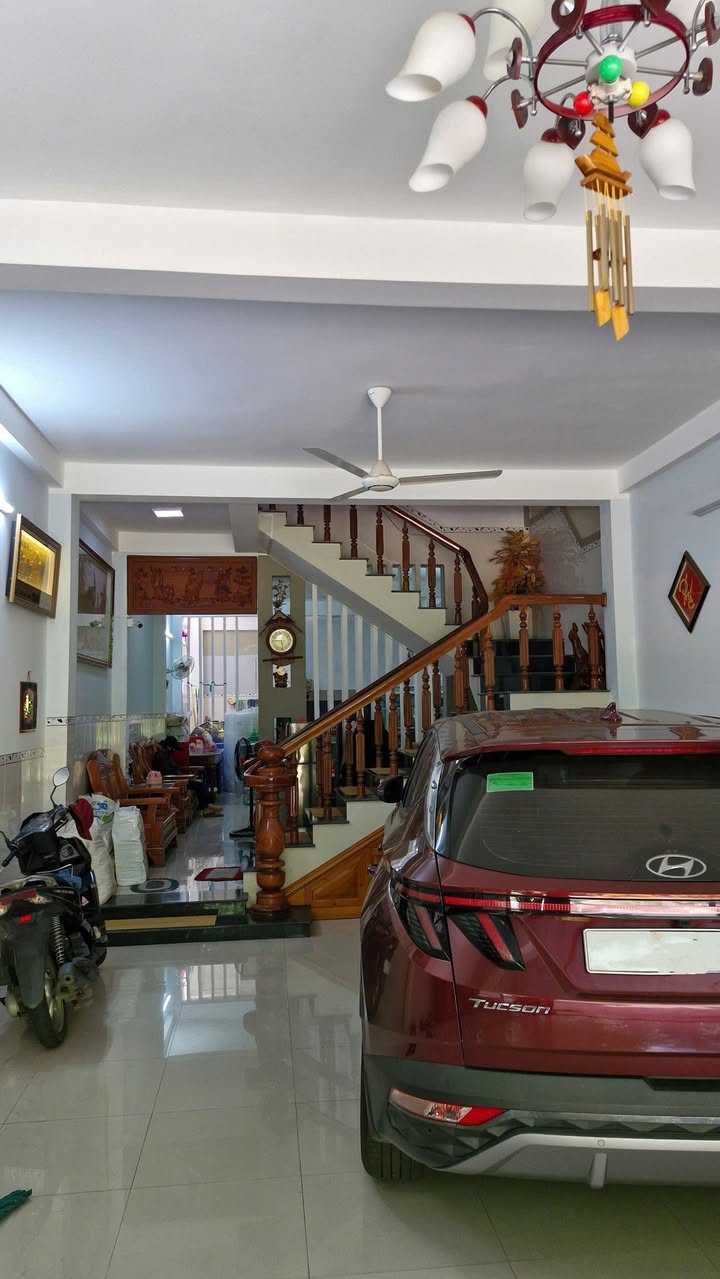 Bán nhà 3 tầng đường Tô Nào, Tuy Hòa 100m² giá 5.9 tỷ - Vị trí đẹp, tiện ích đầy đủ!