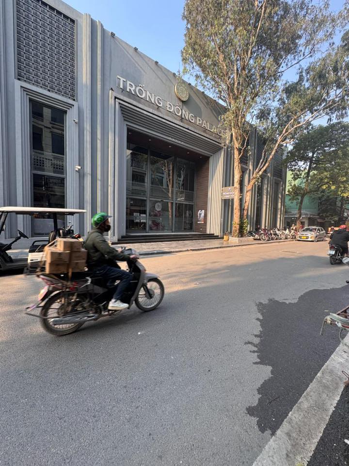 Nhà mặt phố Trần Quốc Hoàn, Cầu Giấy, 122m² giá 10.5 tỷ - Đầu tư sinh lời ngay!