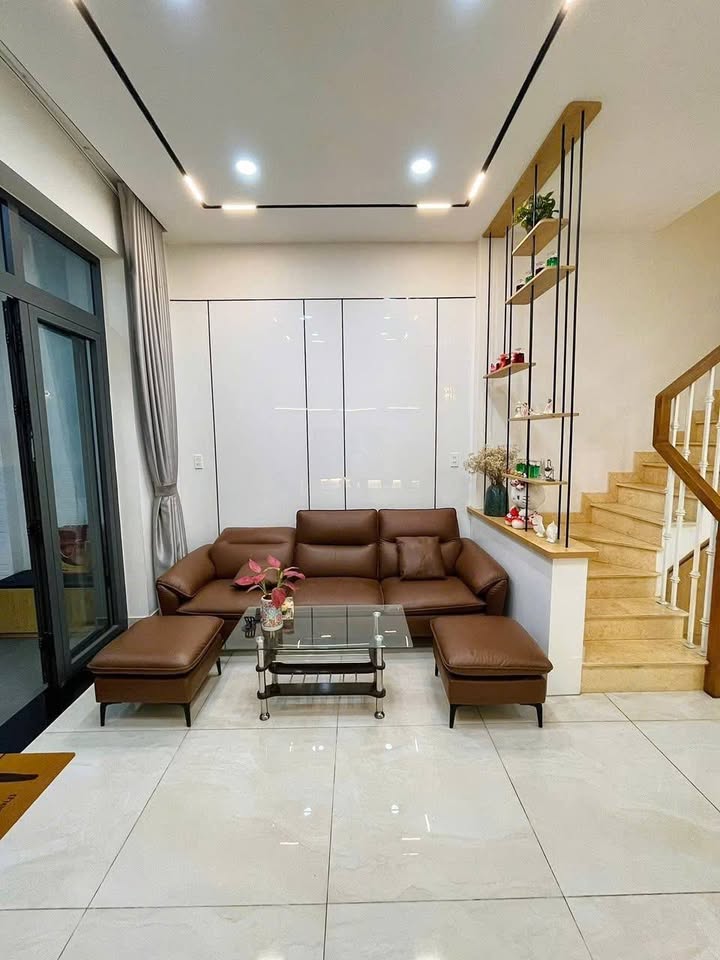 Nhà đẹp phường Tân Sơn Nhì 36m² giá 5 tỷ - Sát mặt tiền, nội thất xịn!