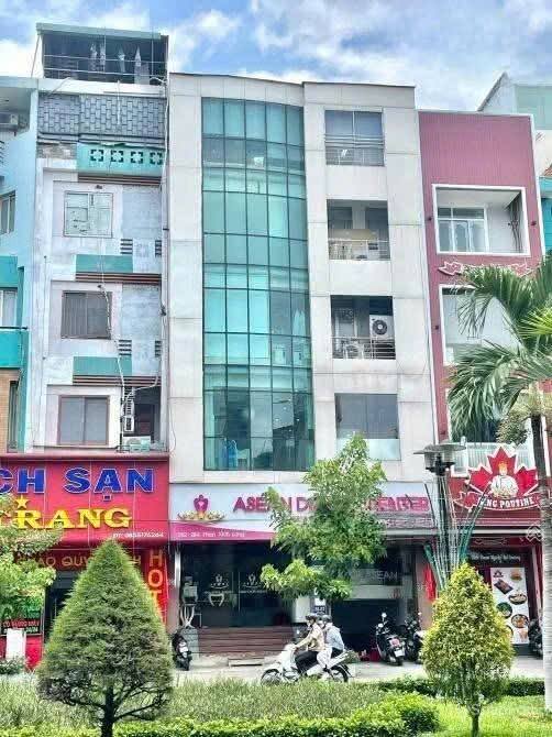Cho thuê Tòa Nhà Mặt Tiền Phan Xích Long, Phú Nhuận 128m² - Hầm 5 Tầng, Thang Máy Đầy Đủ!