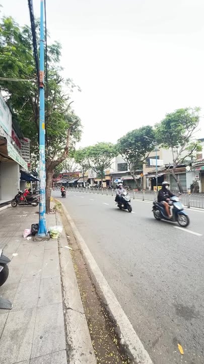 Nhà nguyên căn mặt tiền Kinh doanh đường Kênh Tân Hóa - 20 triệu, thích hợp làm nhà thuốc, phòng khám