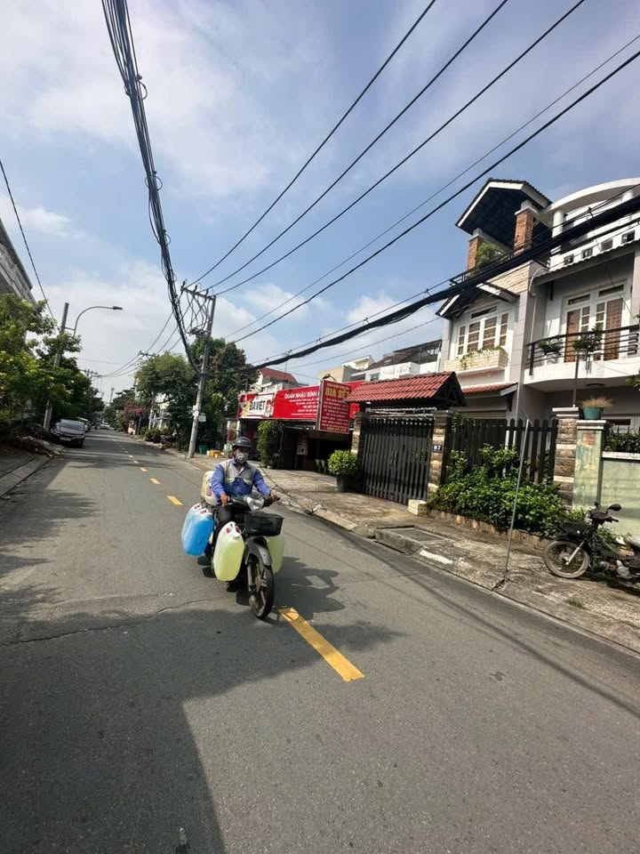 Cho thuê nhà mặt tiền số 6 Linh Tây, Thủ Đức - Giá 10 triệu/tháng, kinh doanh thuận lợi!