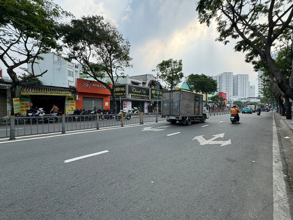 Nhà mặt tiền Kênh Tân Hoá - Luỹ Bán Bích 200m² cho thuê - Kinh doanh hoặc ở đều tuyệt vời!