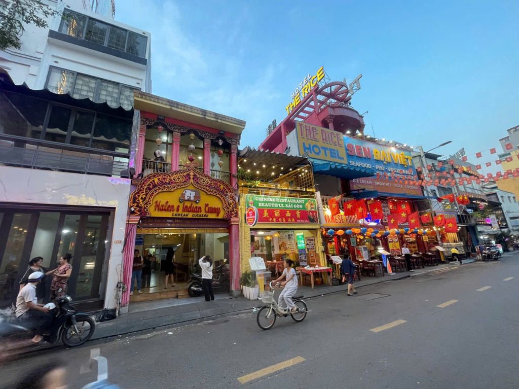 Nhà phố cho thuê Mặt Tiền 246 Bùi Viện, Quận 1, 200m² - Vị trí đắc địa, thông thoáng!