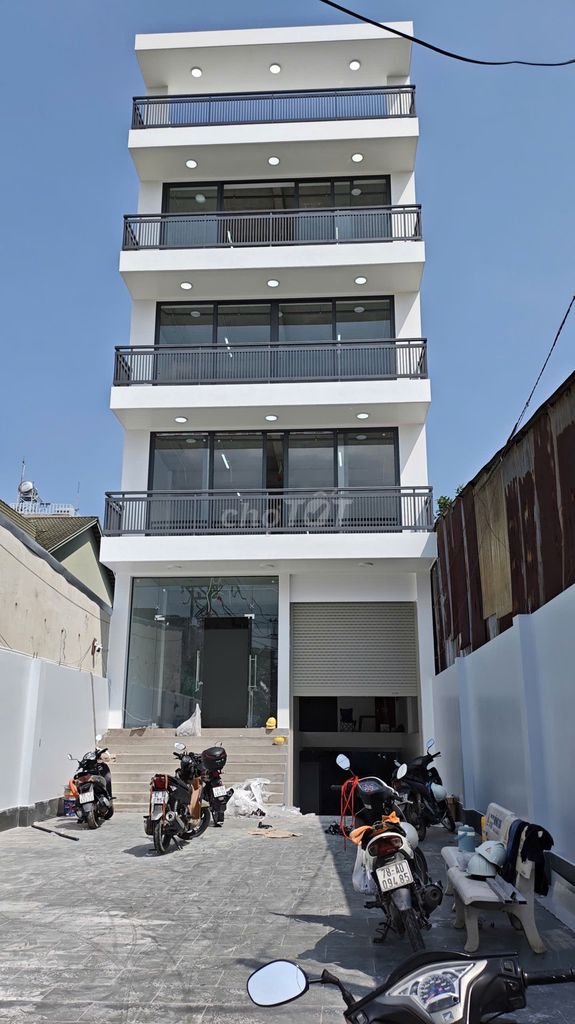 Building cho thuê mặt tiền đường Nguyễn Văn Tăng Thủ Đức 1500m² - Thang máy, sẵn sàng hoạt động!