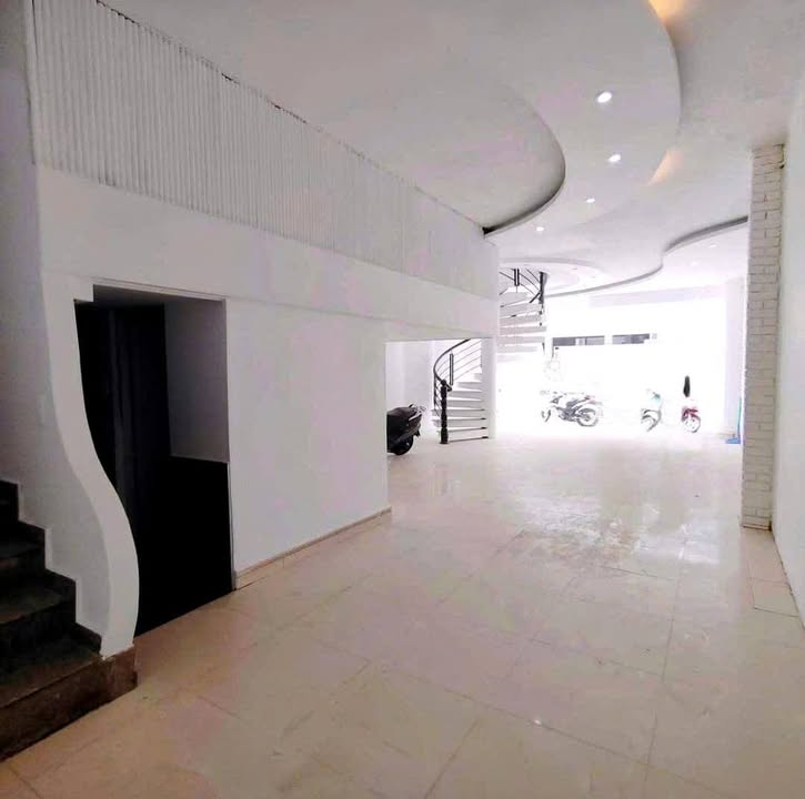 Nhà mặt tiền Phú Nhuận 120m² giá 40 triệu - Kinh doanh sầm uất!