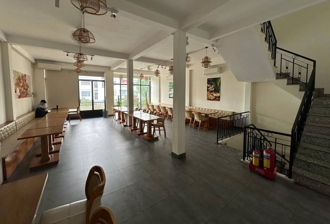 Mặt tiền kinh doanh Lạc Long Quân, Quận 11 - Diện tích 120m² - Giá cho thuê 90 triệu/tháng!