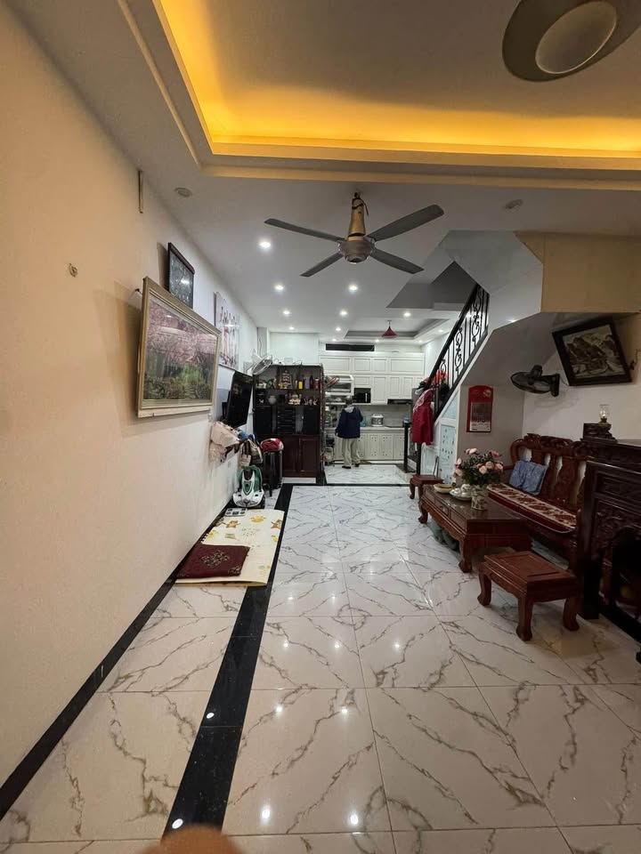 Nhà đẹp Cầu Giấy 64m² giá 11 tỷ - Sổ hồng chính chủ, ô tô tránh