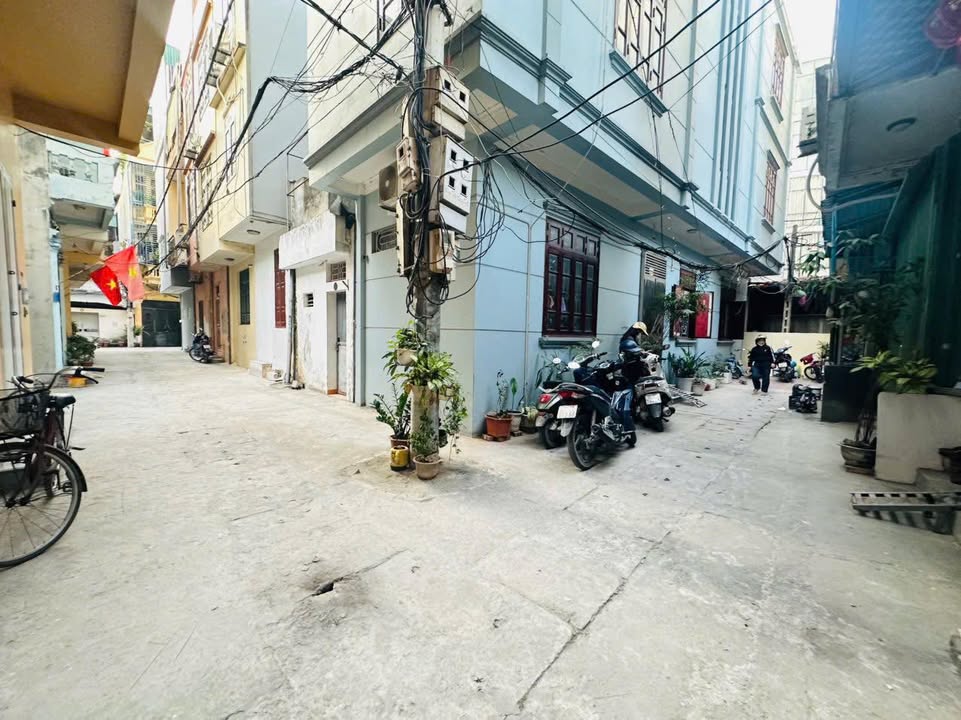 Đất bán tại Đa Sỹ, 49m² giá 8 tỷ - Ô tô đỗ sát nhà, vị trí thuận lợi!