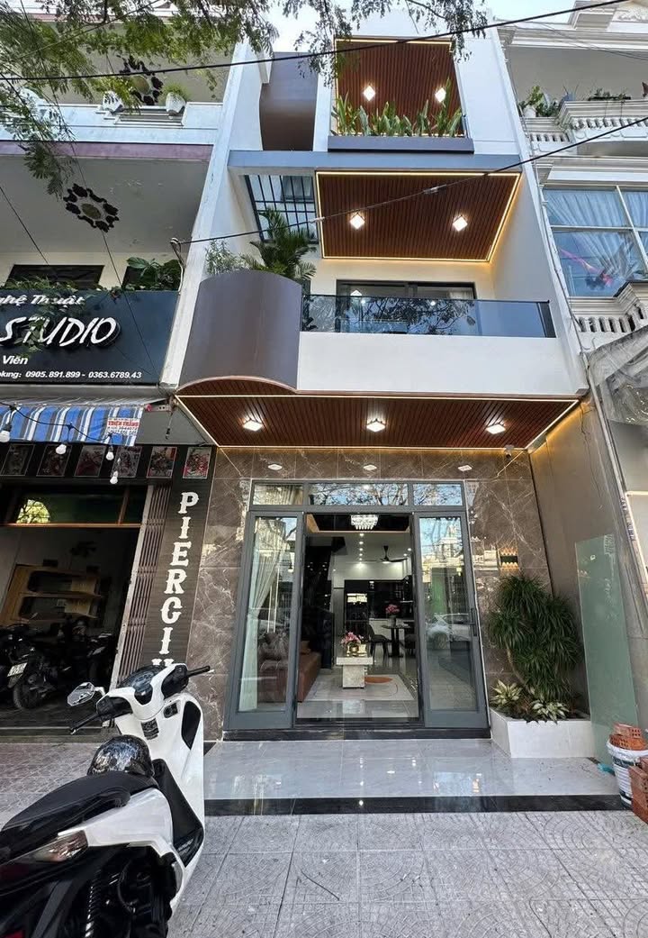 Bán nhà mặt tiền Hồ Tùng Mậu, 250m², giá 12.9 tỷ - Nội thất cao cấp, sẵn sàng vào ở!