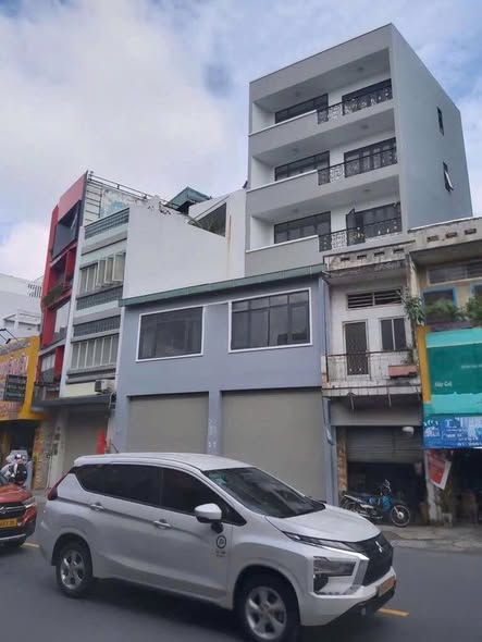 Nhà mặt tiền Lạc Long Quân, Tân Bình 207m² giá 50 triệu - Vị trí kinh doanh sầm uất!