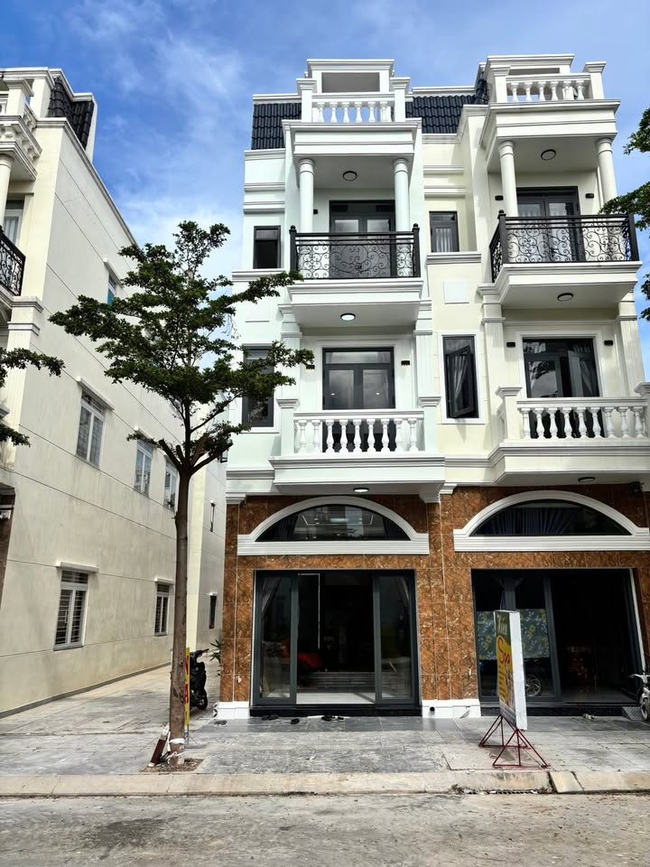 Nhà phố 3 tầng Dĩ An 60m² giá 5.6 tỷ - Full nội thất cao cấp, thương lượng tốt!