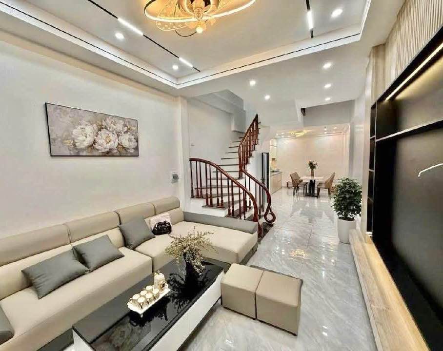 Nhà riêng Hoàng Quốc Việt - Nguyễn Phong Sắc 35m² giá 8.x tỷ - Tặng full nội thất