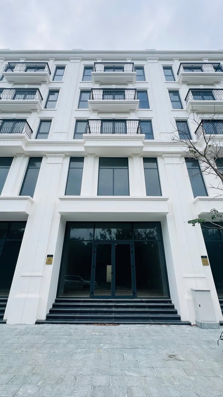 Shophouse Nguyễn Văn Huyên 112m² giá 9 tỷ - Cần bán gấp với giá tốt!