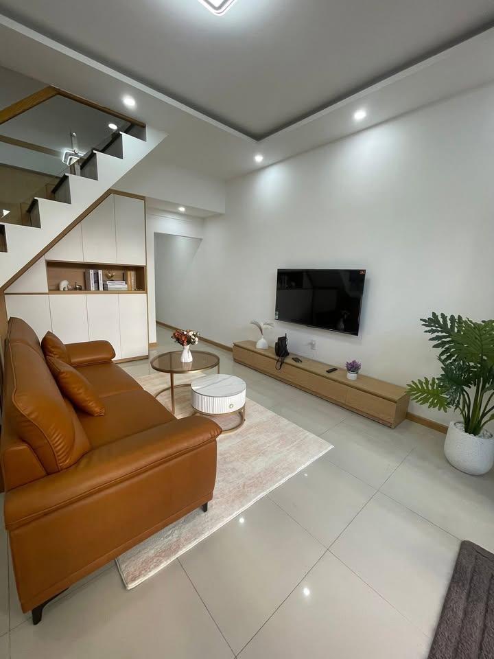 Nhà 2 tầng Hòa Cường Bắc 62m² giá chỉ 4.xx tỷ - Full nội thất sang trọng!