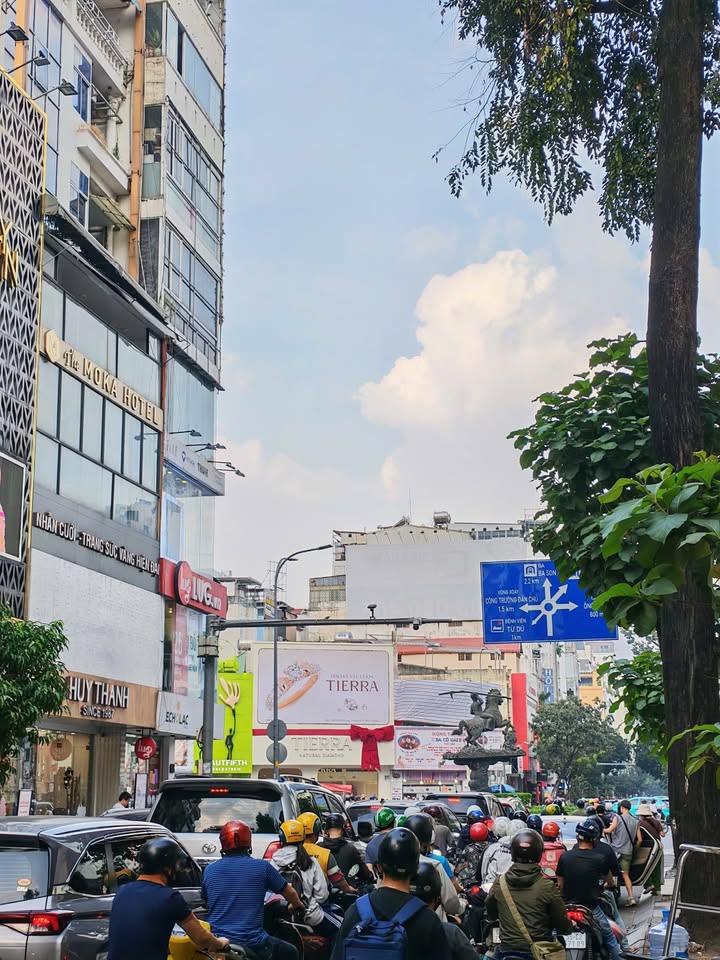 Mặt bằng kinh doanh cho thuê Hẻm 39 Nguyễn Trãi, Quận 1 - Vị trí đắc địa, gần chợ Bến Thành!