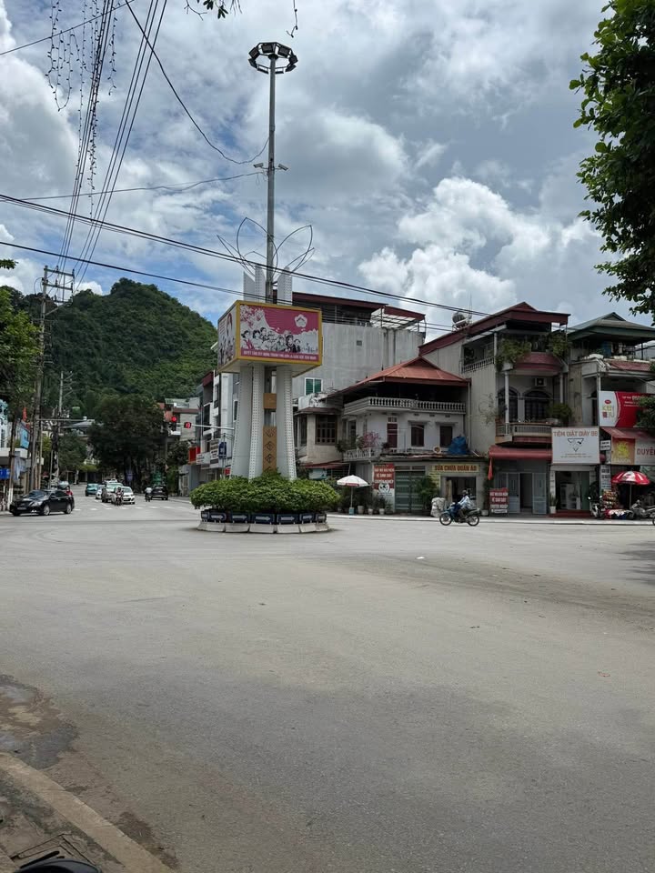 Nhà 5 tầng tại ngã tư xe khách Bắc Yên 95m² giá 4 tỷ - Khu buôn bán sầm uất nhất Sơn La!