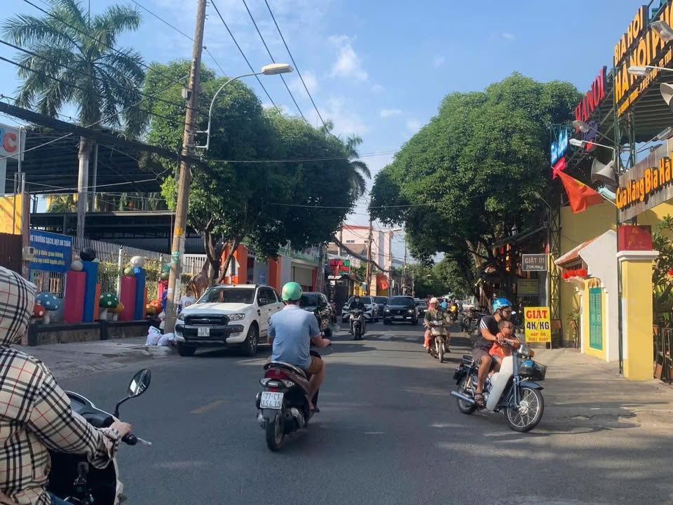 Cho thuê mặt bằng góc 2 mặt tiền 1100m² tại Thủ Đức - Vị trí đắc địa, thích hợp kinh doanh!