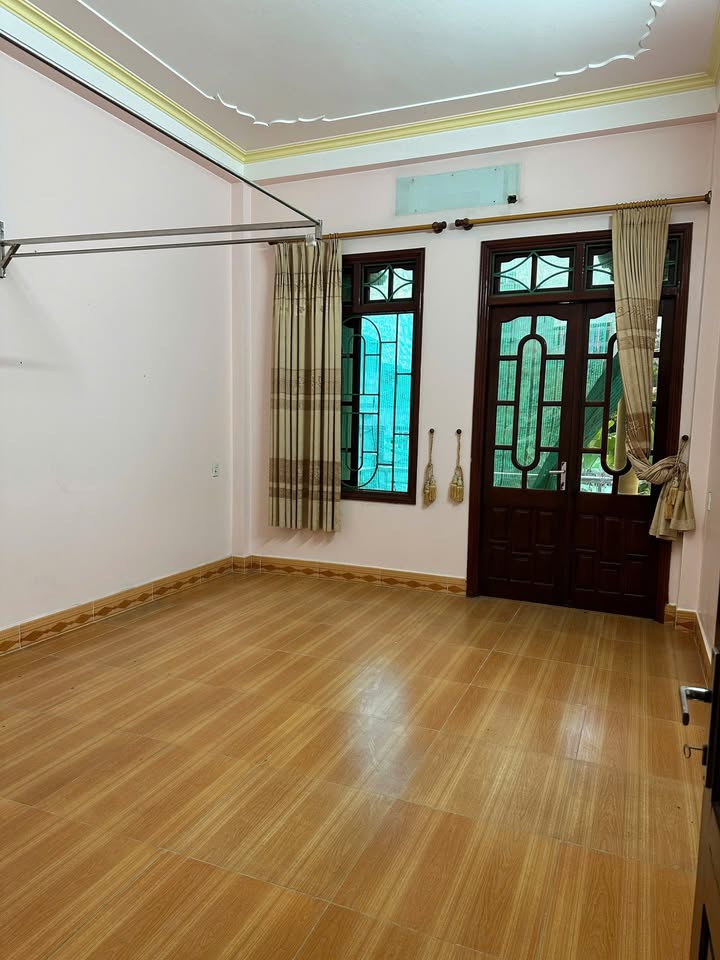 Nhà 3 tầng Sông Bằng 121m² giá 2 tỷ - Ô tô đỗ cửa, gần phố đi bộ!