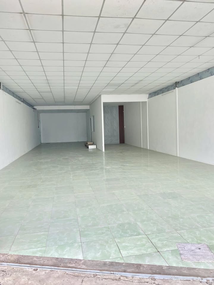 Cho thuê mặt bằng góc 3 mặt tiền Nguyễn Văn Linh 180m² - Phù hợp cho showroom, cửa hàng tiện lợi!