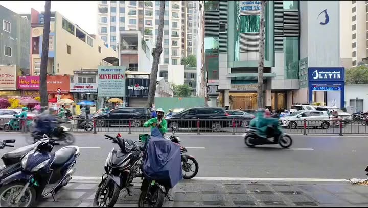 Đất trống mặt tiền đường 3 Tháng 2, Quận 10 - Diện tích 220m², Giá 120 tỷ - Cơ hội đầu tư tuyệt vời!